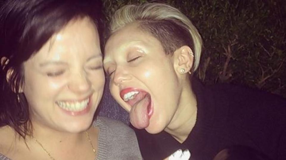 Miley bez obočí vypadá trochu jako Lady GaGa